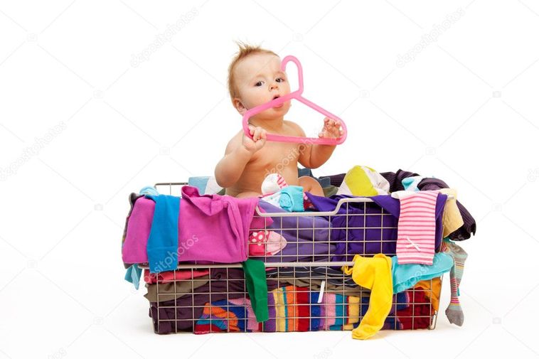 Dítě v koši s prádlem